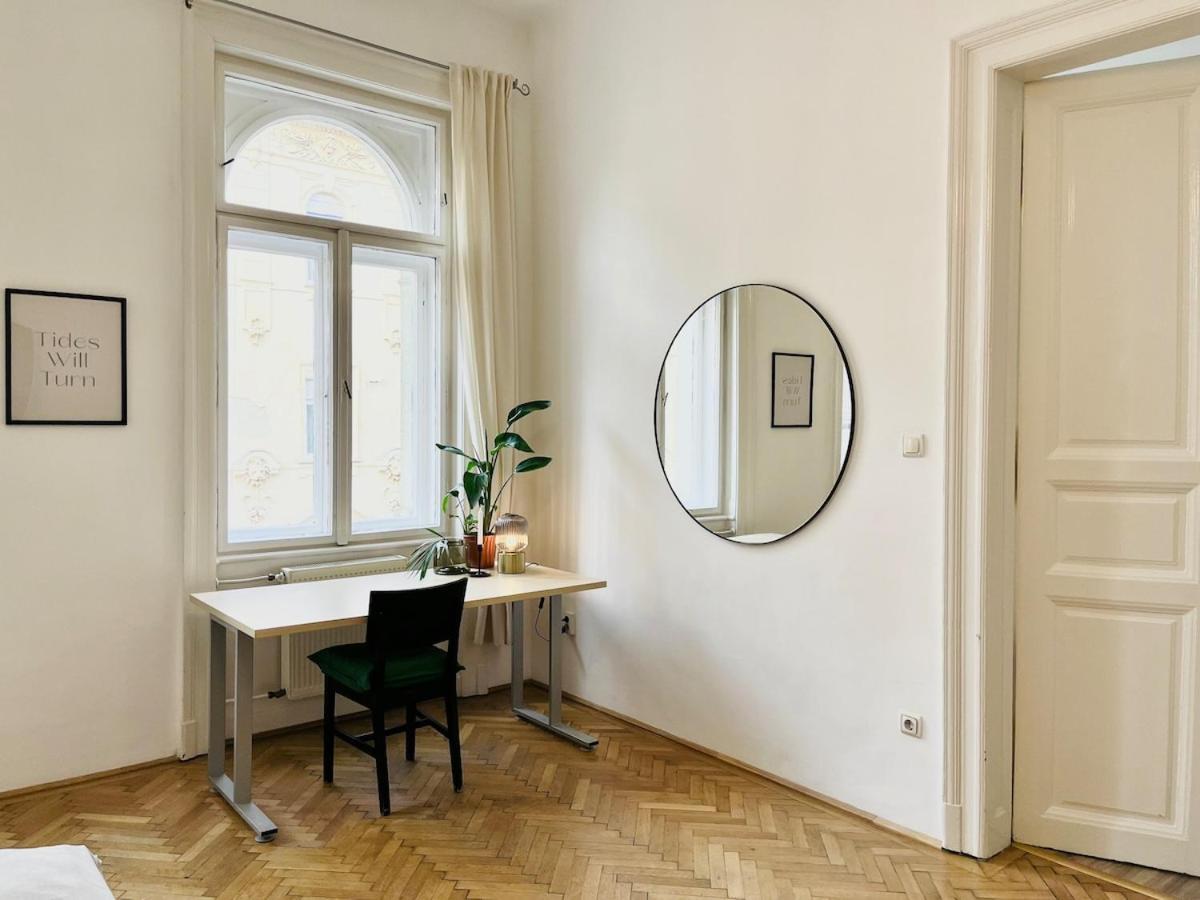 Apartment Your Charming And Spacious Historical Budapest