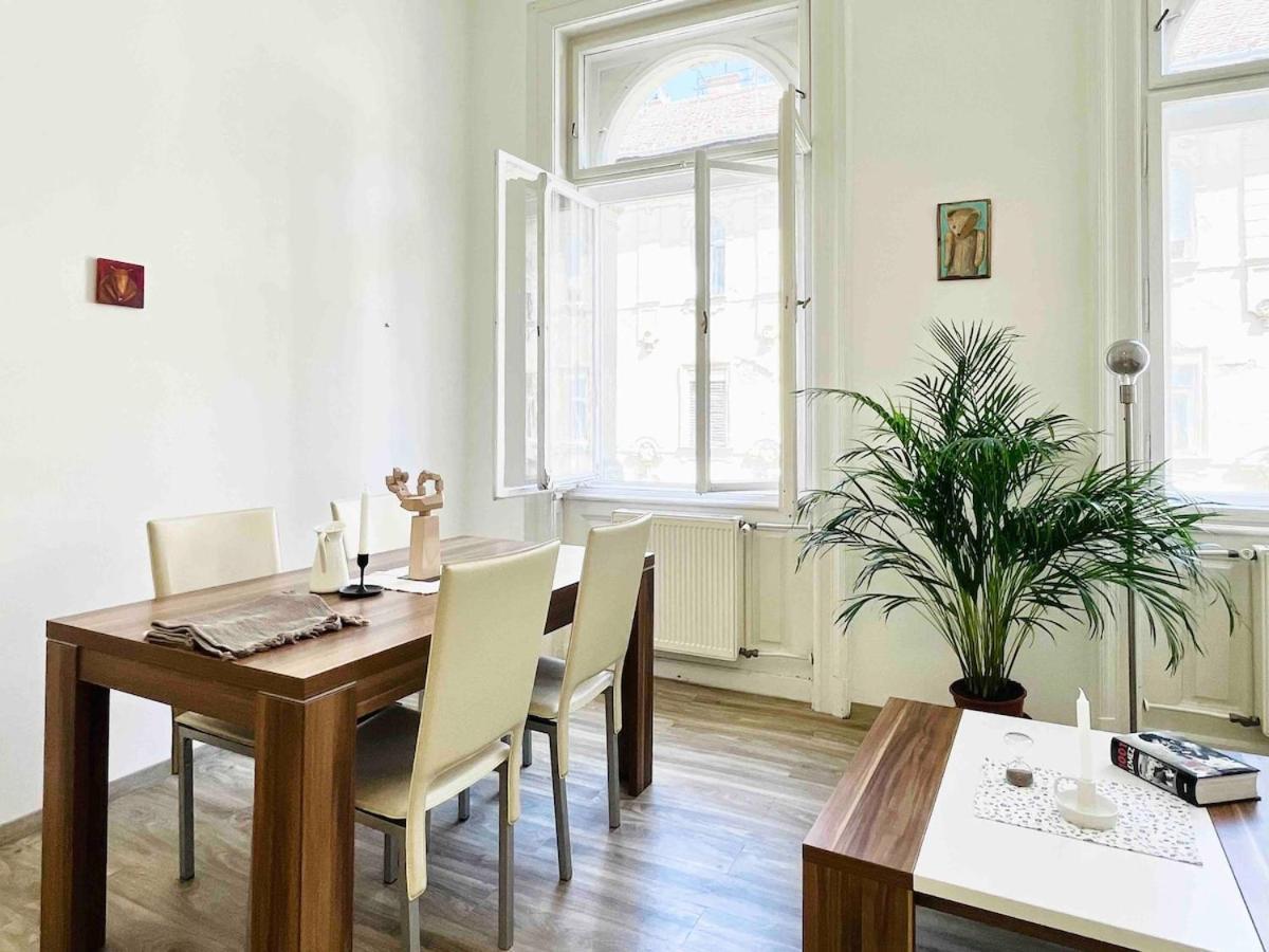 Apartment Your Charming And Spacious Historical Budapest